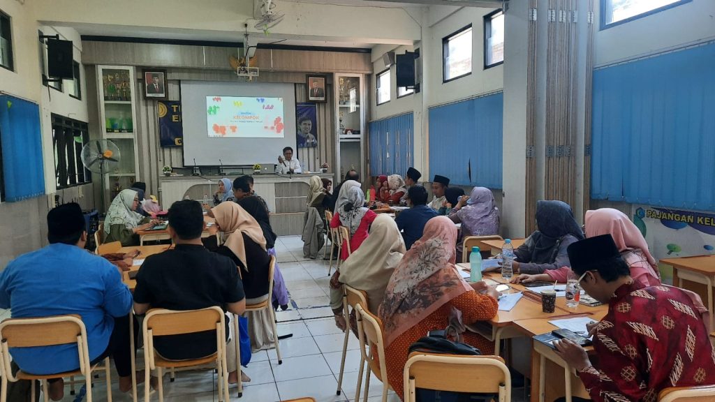 Salah satu sesi materi di Reading Mastery Training - SD Muhammad Hatta Malang